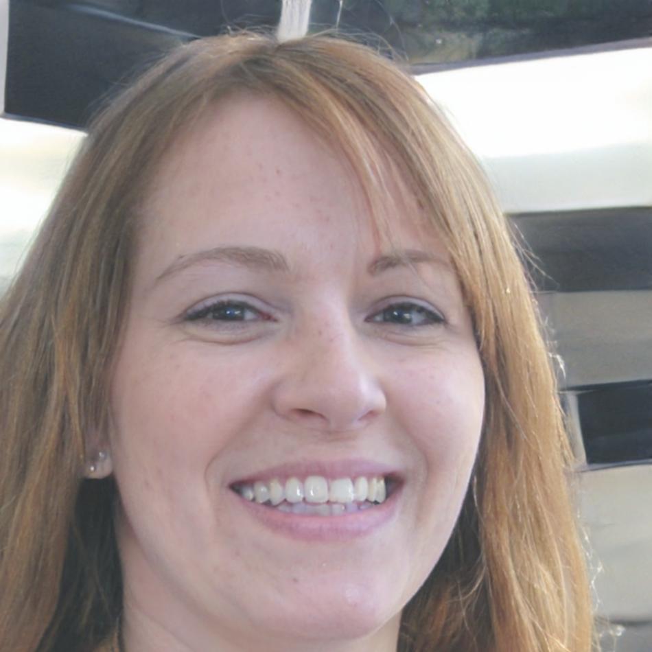 Portrait de Claire Dubois, formatrice spécialisée en gestion budgétaire